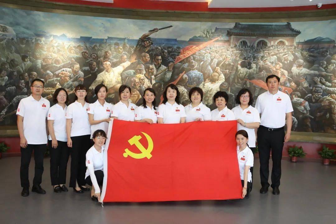 我不是故意的!布莱德索滑倒冲撞张峻豪倒地受伤